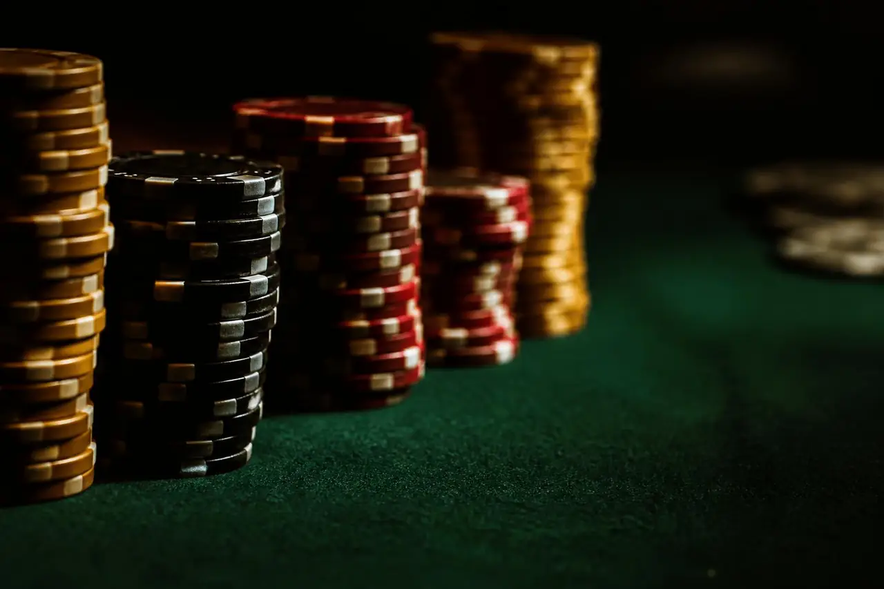 Fichas de poker empilhadas sobre feltro verde